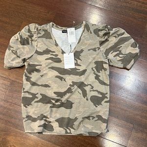 Gorgeous and stylish camouflage puff sleeve t shirt
